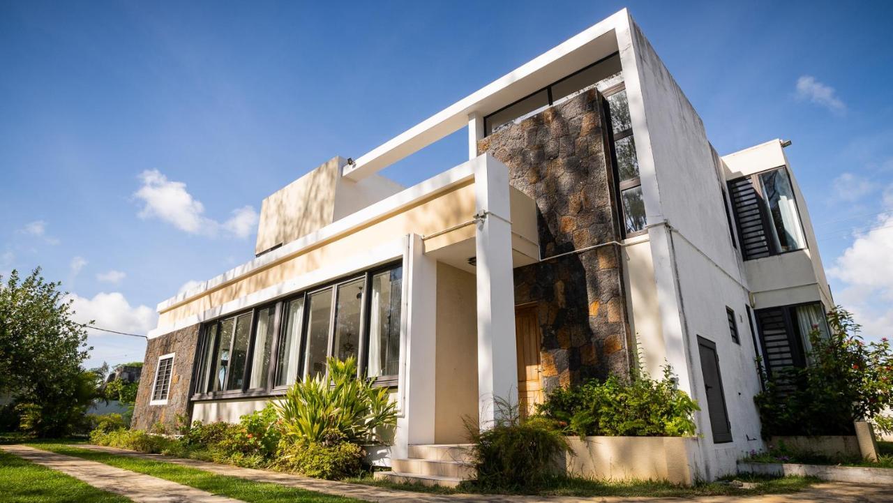 Villa Angelou - Sunlit Beach Getaway With Pool And Wifi Belle Mare Ngoại thất bức ảnh