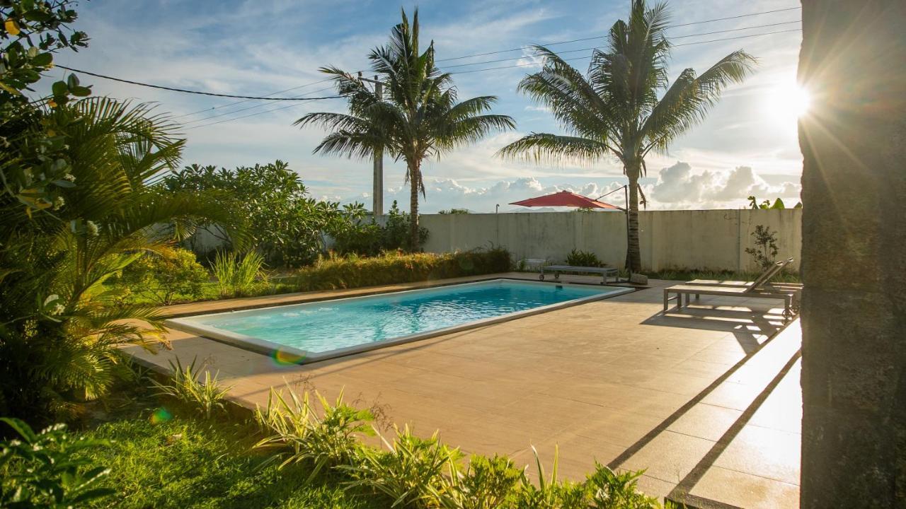 Villa Angelou - Sunlit Beach Getaway With Pool And Wifi Belle Mare Ngoại thất bức ảnh