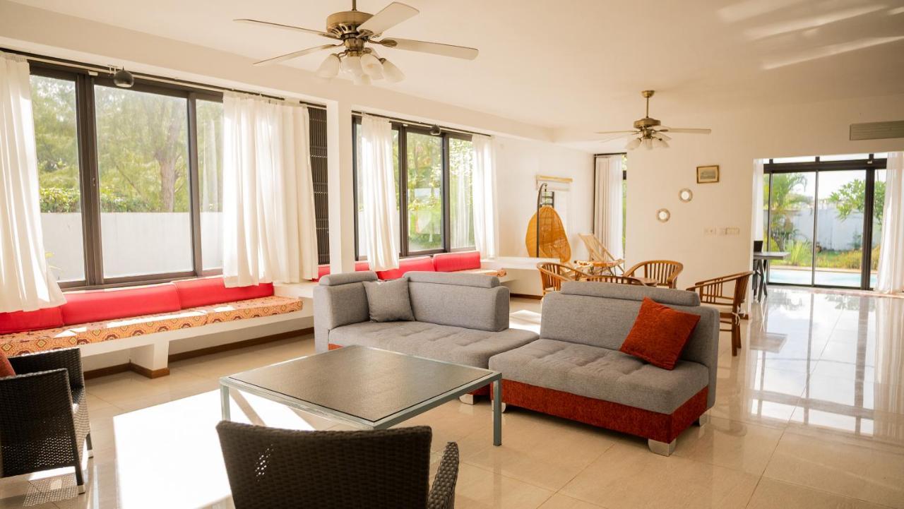 Villa Angelou - Sunlit Beach Getaway With Pool And Wifi Belle Mare Ngoại thất bức ảnh
