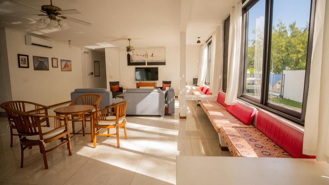 Villa Angelou - Sunlit Beach Getaway With Pool And Wifi Belle Mare Ngoại thất bức ảnh