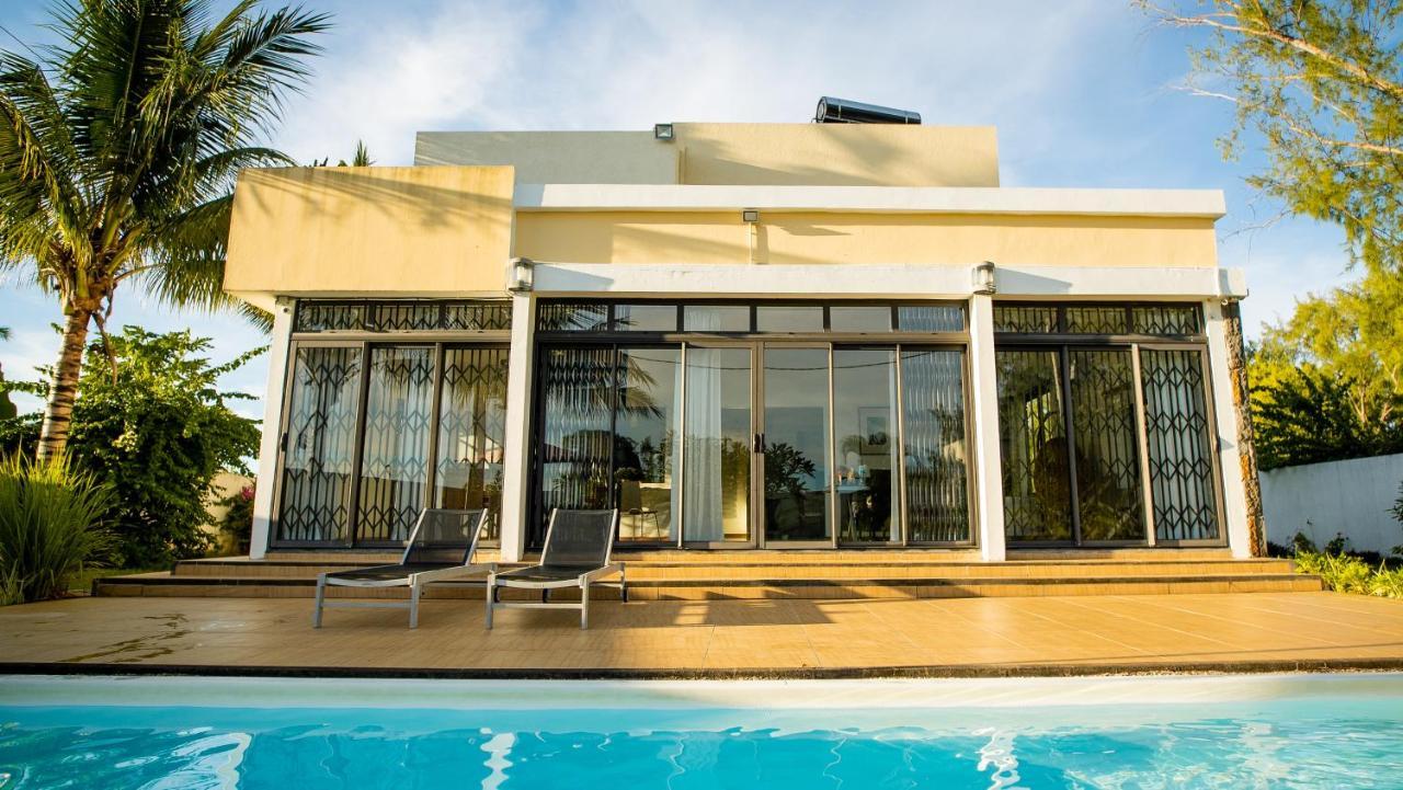 Villa Angelou - Sunlit Beach Getaway With Pool And Wifi Belle Mare Ngoại thất bức ảnh