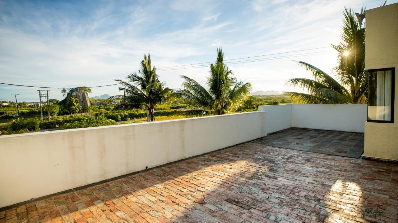 Villa Angelou - Sunlit Beach Getaway With Pool And Wifi Belle Mare Ngoại thất bức ảnh