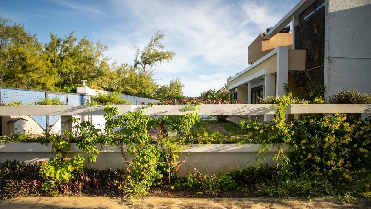 Villa Angelou - Sunlit Beach Getaway With Pool And Wifi Belle Mare Ngoại thất bức ảnh