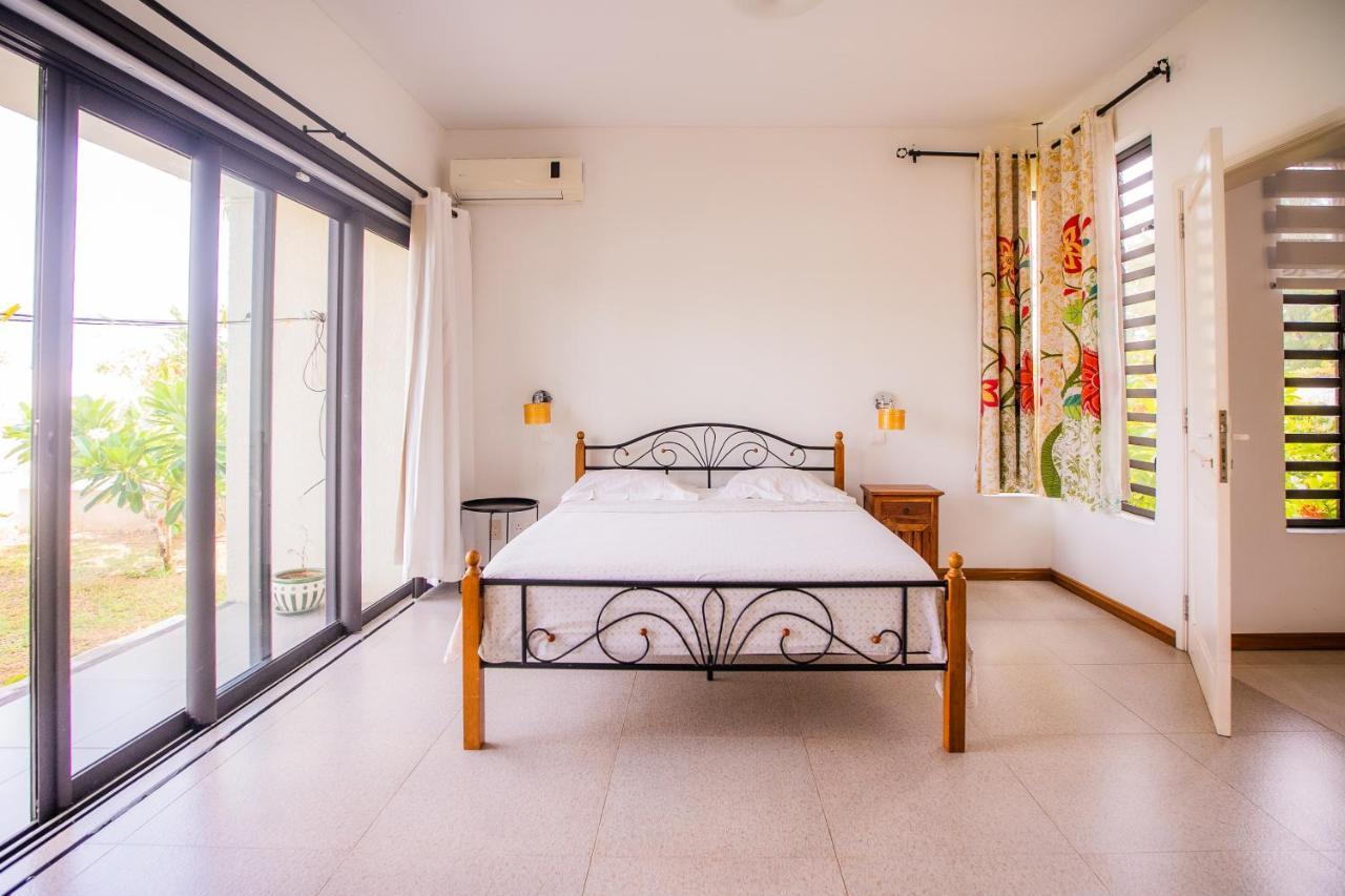 Villa Angelou - Sunlit Beach Getaway With Pool And Wifi Belle Mare Ngoại thất bức ảnh