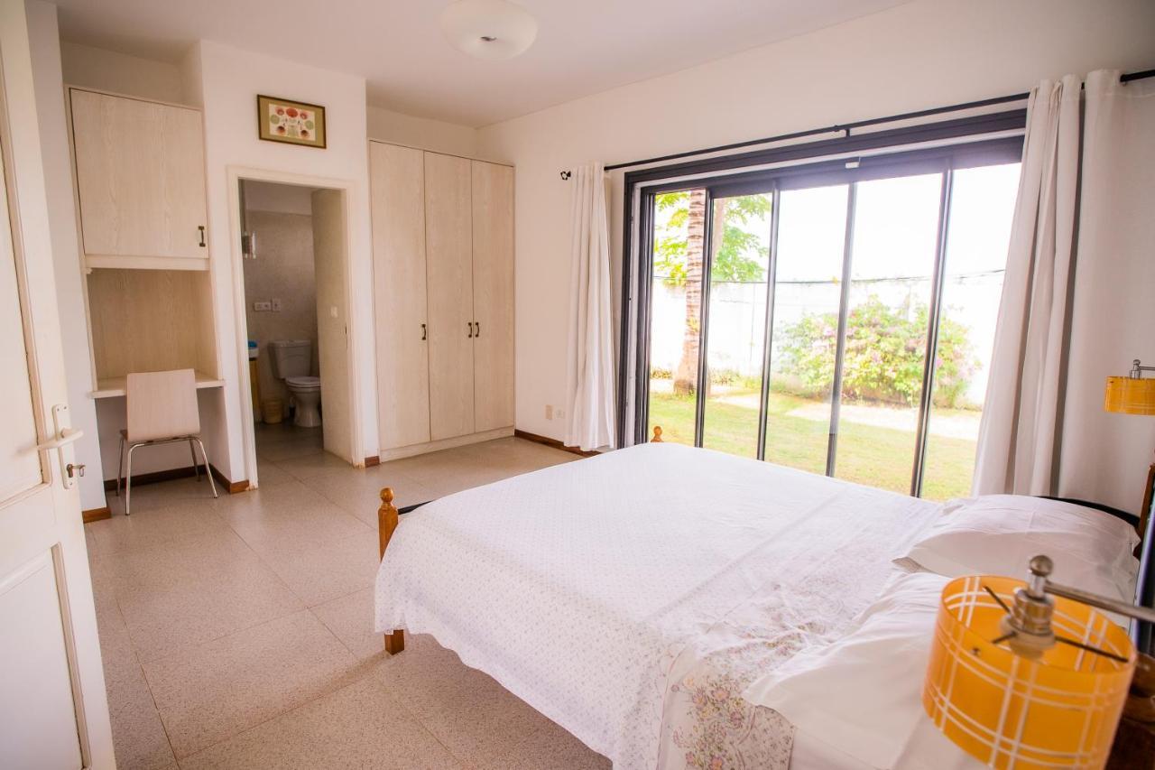 Villa Angelou - Sunlit Beach Getaway With Pool And Wifi Belle Mare Ngoại thất bức ảnh
