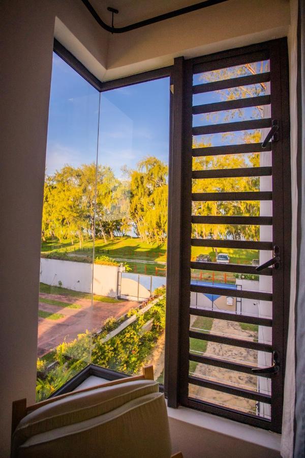 Villa Angelou - Sunlit Beach Getaway With Pool And Wifi Belle Mare Ngoại thất bức ảnh
